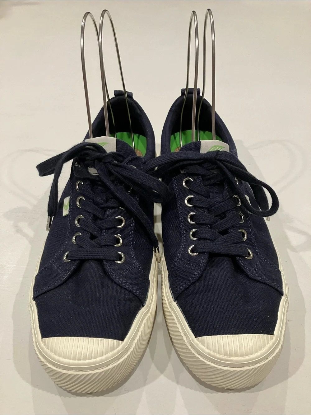Cariuma | Navy Canvas Low-Top Sneakers